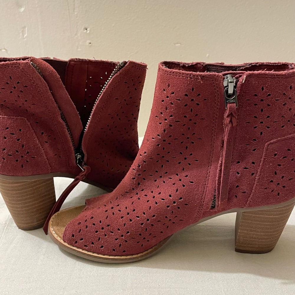 TOMS Women's 6.5 Suede Peep Toe Ankle Booties Laser‎ Cut Heel Boot Red Wine - Picture 7 of 8